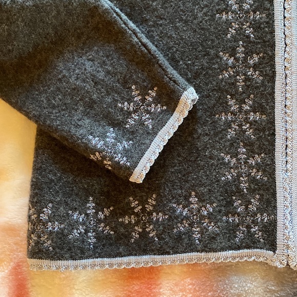NWOT, beautiful snowflake sweater, no tags S/M - Picture 5 of 6